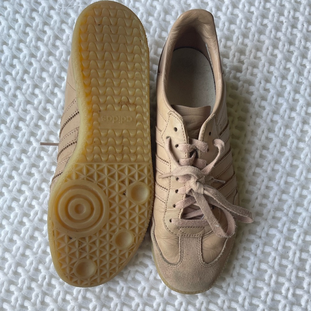 Nude Adidas Sambas